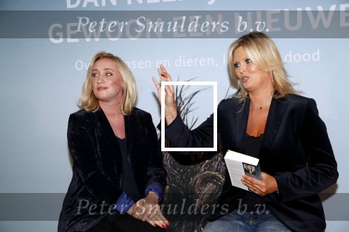 Amsterdam 23 oktober 2018
Boekpresentatie van Antoinette Scheulderman in de soho House . Eva Jinek overhandigt haar het eerste boek.
