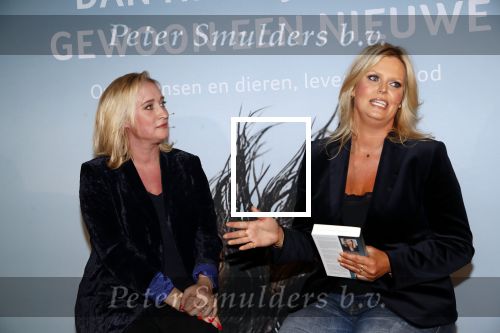 Amsterdam 23 oktober 2018
Boekpresentatie van Antoinette Scheulderman in de soho House . Eva Jinek overhandigt haar het eerste boek.