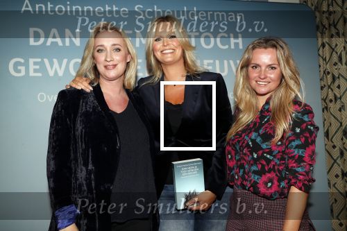Amsterdam 23 oktober 2018
Boekpresentatie van Antoinette Scheulderman in de soho House . Eva Jinek overhandigt haar het eerste boek.