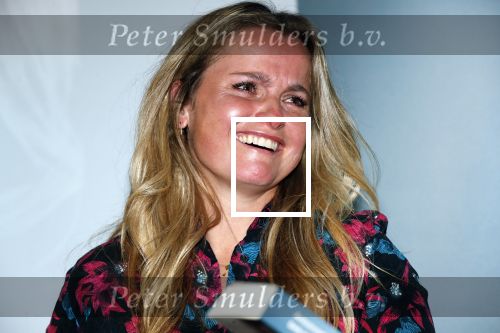 Amsterdam 23 oktober 2018
Boekpresentatie van Antoinette Scheulderman in de soho House . Eva Jinek overhandigt haar het eerste boek. Fatima Moreira de Melo