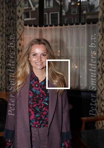 Amsterdam 23 oktober 2018
Boekpresentatie van Antoinette Scheulderman in de soho House . Eva Jinek overhandigt haar het eerste boek. Fatima Moreira de Melo