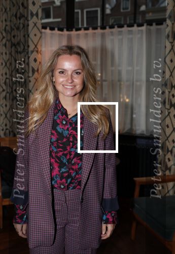 Amsterdam 23 oktober 2018
Boekpresentatie van Antoinette Scheulderman in de soho House . Eva Jinek overhandigt haar het eerste boek. Fatima Moreira de Melo