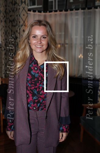 Amsterdam 23 oktober 2018
Boekpresentatie van Antoinette Scheulderman in de soho House . Eva Jinek overhandigt haar het eerste boek. Fatima Moreira de Melo