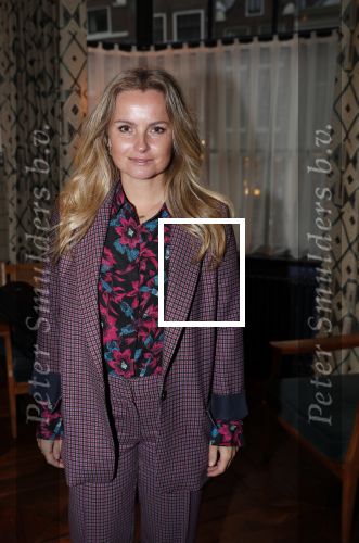 Amsterdam 23 oktober 2018
Boekpresentatie van Antoinette Scheulderman in de soho House . Eva Jinek overhandigt haar het eerste boek. Fatima Moreira de Melo