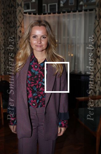 Amsterdam 23 oktober 2018
Boekpresentatie van Antoinette Scheulderman in de soho House . Eva Jinek overhandigt haar het eerste boek. Fatima Moreira de Melo