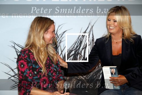 Amsterdam 23 oktober 2018
Boekpresentatie van Antoinette Scheulderman in de soho House . Eva Jinek overhandigt haar het eerste boek. Fatima Moreira de Melo