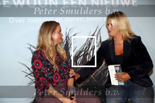 Amsterdam 23 oktober 2018
Boekpresentatie van Antoinette Scheulderman in de soho House . Eva Jinek overhandigt haar het eerste boek. Fatima Moreira de Melo