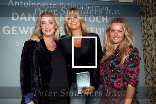 Amsterdam 23 oktober 2018
Boekpresentatie van Antoinette Scheulderman in de soho House . Eva Jinek overhandigt haar het eerste boek. Fatima Moreira de Melo