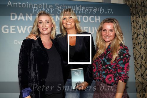 Amsterdam 23 oktober 2018
Boekpresentatie van Antoinette Scheulderman in de soho House . Eva Jinek overhandigt haar het eerste boek. Fatima Moreira de Melo