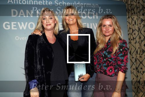 Amsterdam 23 oktober 2018
Boekpresentatie van Antoinette Scheulderman in de soho House . Eva Jinek overhandigt haar het eerste boek. Fatima Moreira de Melo