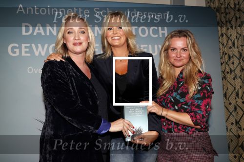 Amsterdam 23 oktober 2018
Boekpresentatie van Antoinette Scheulderman in de soho House . Eva Jinek overhandigt haar het eerste boek. Fatima Moreira de Melo