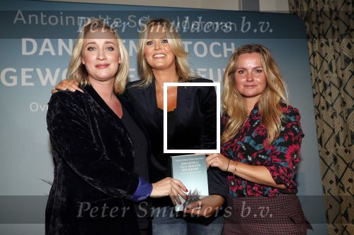 Amsterdam 23 oktober 2018
Boekpresentatie van Antoinette Scheulderman in de soho House . Eva Jinek overhandigt haar het eerste boek. Fatima Moreira de Melo