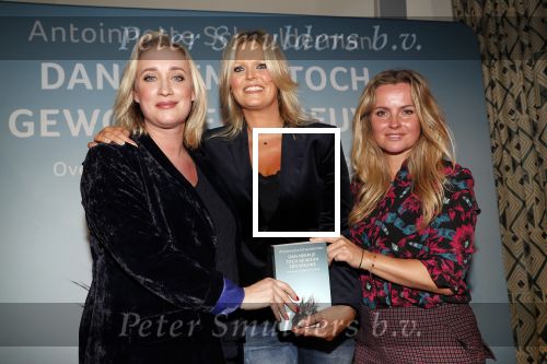 Amsterdam 23 oktober 2018
Boekpresentatie van Antoinette Scheulderman in de soho House . Eva Jinek overhandigt haar het eerste boek. Fatima Moreira de Melo