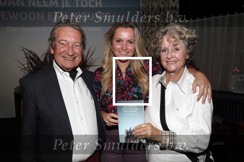 Amsterdam 23 oktober 2018
Boekpresentatie van Antoinette Scheulderman in de soho House . Eva Jinek overhandigt haar het eerste boek. Fatima Moreira de Melo met haar ouders