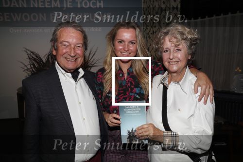 Amsterdam 23 oktober 2018
Boekpresentatie van Antoinette Scheulderman in de soho House . Eva Jinek overhandigt haar het eerste boek. Fatima Moreira de Melo met haar ouders
