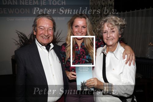 Amsterdam 23 oktober 2018
Boekpresentatie van Antoinette Scheulderman in de soho House . Eva Jinek overhandigt haar het eerste boek. Fatima Moreira de Melo met haar ouders
