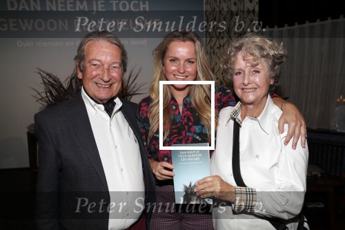 Amsterdam 23 oktober 2018
Boekpresentatie van Antoinette Scheulderman in de soho House . Eva Jinek overhandigt haar het eerste boek. Fatima Moreira de Melo met haar ouders