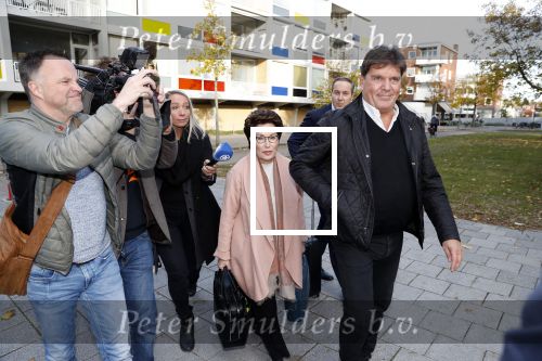 Amsterdam 6 november 2018
Advocaat Gert-Jan Knoops arriveert samen met Frank Masmeijer en zijn vrouw Carry Knoops bij de rechtbank in Amsterdam. De rechtbank in Amsterdam behandelt dinsdag de uitleveringszaak tegen de voormalig-tv-presentator.