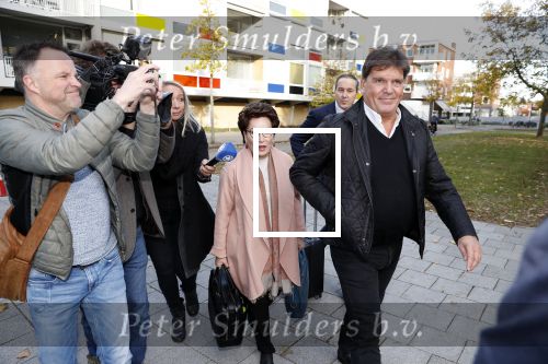 Amsterdam 6 november 2018
Advocaat Gert-Jan Knoops arriveert samen met Frank Masmeijer en zijn vrouw Carry Knoops bij de rechtbank in Amsterdam. De rechtbank in Amsterdam behandelt dinsdag de uitleveringszaak tegen de voormalig-tv-presentator.