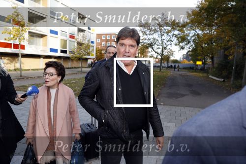 Amsterdam 6 november 2018
Advocaat Gert-Jan Knoops arriveert samen met Frank Masmeijer en zijn vrouw Carry Knoops bij de rechtbank in Amsterdam. De rechtbank in Amsterdam behandelt dinsdag de uitleveringszaak tegen de voormalig-tv-presentator.