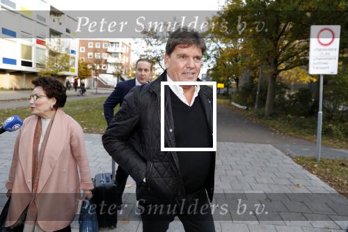 Amsterdam 6 november 2018
Advocaat Gert-Jan Knoops arriveert samen met Frank Masmeijer en zijn vrouw Carry Knoops bij de rechtbank in Amsterdam. De rechtbank in Amsterdam behandelt dinsdag de uitleveringszaak tegen de voormalig-tv-presentator.