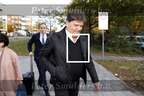 Amsterdam 6 november 2018
Advocaat Gert-Jan Knoops arriveert samen met Frank Masmeijer en zijn vrouw Carry Knoops bij de rechtbank in Amsterdam. De rechtbank in Amsterdam behandelt dinsdag de uitleveringszaak tegen de voormalig-tv-presentator.
