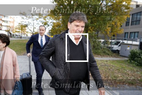 Amsterdam 6 november 2018
Advocaat Gert-Jan Knoops arriveert samen met Frank Masmeijer en zijn vrouw Carry Knoops bij de rechtbank in Amsterdam. De rechtbank in Amsterdam behandelt dinsdag de uitleveringszaak tegen de voormalig-tv-presentator.