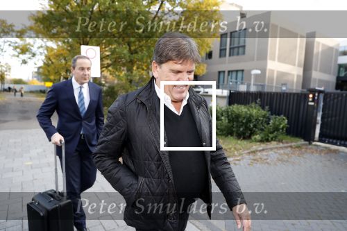 Amsterdam 6 november 2018
Advocaat Gert-Jan Knoops arriveert samen met Frank Masmeijer en zijn vrouw Carry Knoops bij de rechtbank in Amsterdam. De rechtbank in Amsterdam behandelt dinsdag de uitleveringszaak tegen de voormalig-tv-presentator.