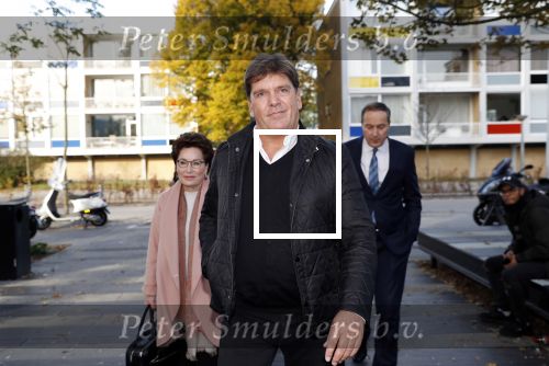 Amsterdam 6 november 2018
Advocaat Gert-Jan Knoops arriveert samen met Frank Masmeijer en zijn vrouw Carry Knoops bij de rechtbank in Amsterdam. De rechtbank in Amsterdam behandelt dinsdag de uitleveringszaak tegen de voormalig-tv-presentator.