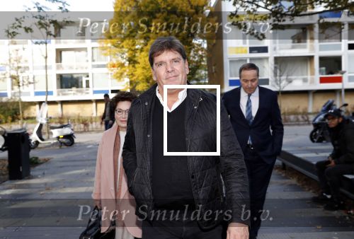 Amsterdam 6 november 2018
Advocaat Gert-Jan Knoops arriveert samen met Frank Masmeijer en zijn vrouw Carry Knoops bij de rechtbank in Amsterdam. De rechtbank in Amsterdam behandelt dinsdag de uitleveringszaak tegen de voormalig-tv-presentator.
