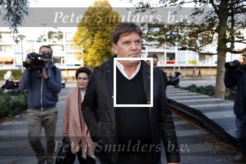 Amsterdam 6 november 2018
Advocaat Gert-Jan Knoops arriveert samen met Frank Masmeijer en zijn vrouw Carry Knoops bij de rechtbank in Amsterdam. De rechtbank in Amsterdam behandelt dinsdag de uitleveringszaak tegen de voormalig-tv-presentator.