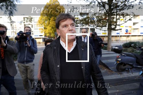 Amsterdam 6 november 2018
Advocaat Gert-Jan Knoops arriveert samen met Frank Masmeijer en zijn vrouw Carry Knoops bij de rechtbank in Amsterdam. De rechtbank in Amsterdam behandelt dinsdag de uitleveringszaak tegen de voormalig-tv-presentator.