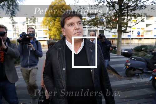 Amsterdam 6 november 2018
Advocaat Gert-Jan Knoops arriveert samen met Frank Masmeijer en zijn vrouw Carry Knoops bij de rechtbank in Amsterdam. De rechtbank in Amsterdam behandelt dinsdag de uitleveringszaak tegen de voormalig-tv-presentator.