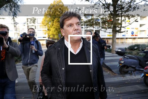 Amsterdam 6 november 2018
Advocaat Gert-Jan Knoops arriveert samen met Frank Masmeijer en zijn vrouw Carry Knoops bij de rechtbank in Amsterdam. De rechtbank in Amsterdam behandelt dinsdag de uitleveringszaak tegen de voormalig-tv-presentator.