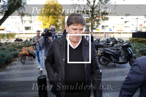 Amsterdam 6 november 2018
Advocaat Gert-Jan Knoops arriveert samen met Frank Masmeijer en zijn vrouw Carry Knoops bij de rechtbank in Amsterdam. De rechtbank in Amsterdam behandelt dinsdag de uitleveringszaak tegen de voormalig-tv-presentator.