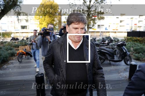 Amsterdam 6 november 2018
Advocaat Gert-Jan Knoops arriveert samen met Frank Masmeijer en zijn vrouw Carry Knoops bij de rechtbank in Amsterdam. De rechtbank in Amsterdam behandelt dinsdag de uitleveringszaak tegen de voormalig-tv-presentator.
