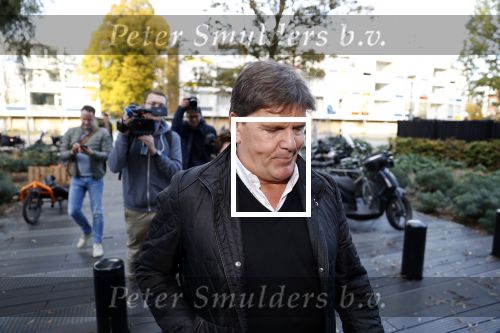 Amsterdam 6 november 2018
Advocaat Gert-Jan Knoops arriveert samen met Frank Masmeijer en zijn vrouw Carry Knoops bij de rechtbank in Amsterdam. De rechtbank in Amsterdam behandelt dinsdag de uitleveringszaak tegen de voormalig-tv-presentator.