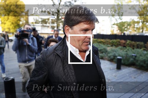 Amsterdam 6 november 2018
Advocaat Gert-Jan Knoops arriveert samen met Frank Masmeijer en zijn vrouw Carry Knoops bij de rechtbank in Amsterdam. De rechtbank in Amsterdam behandelt dinsdag de uitleveringszaak tegen de voormalig-tv-presentator.