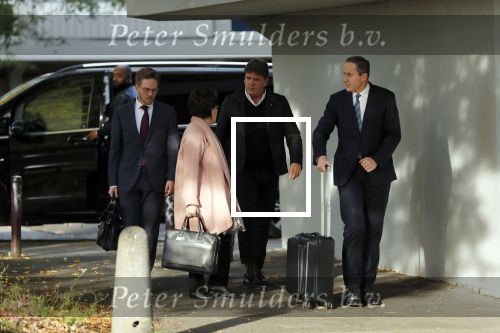 Amsterdam 6 november 2018
Advocaat Gert-Jan Knoops arriveert samen met Frank Masmeijer en zijn vrouw Carry Knoops bij de rechtbank in Amsterdam. De rechtbank in Amsterdam behandelt dinsdag de uitleveringszaak tegen de voormalig-tv-presentator.