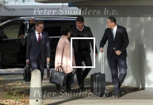 Amsterdam 6 november 2018
Advocaat Gert-Jan Knoops arriveert samen met Frank Masmeijer en zijn vrouw Carry Knoops bij de rechtbank in Amsterdam. De rechtbank in Amsterdam behandelt dinsdag de uitleveringszaak tegen de voormalig-tv-presentator.