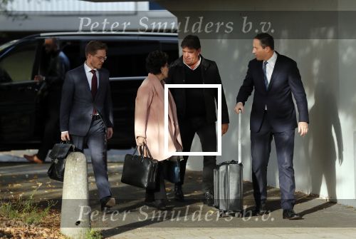 Amsterdam 6 november 2018
Advocaat Gert-Jan Knoops arriveert samen met Frank Masmeijer en zijn vrouw Carry Knoops bij de rechtbank in Amsterdam. De rechtbank in Amsterdam behandelt dinsdag de uitleveringszaak tegen de voormalig-tv-presentator.