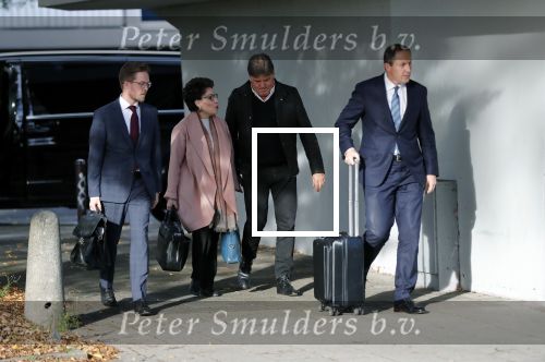 Amsterdam 6 november 2018
Advocaat Gert-Jan Knoops arriveert samen met Frank Masmeijer en zijn vrouw Carry Knoops bij de rechtbank in Amsterdam. De rechtbank in Amsterdam behandelt dinsdag de uitleveringszaak tegen de voormalig-tv-presentator.