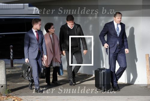 Amsterdam 6 november 2018
Advocaat Gert-Jan Knoops arriveert samen met Frank Masmeijer en zijn vrouw Carry Knoops bij de rechtbank in Amsterdam. De rechtbank in Amsterdam behandelt dinsdag de uitleveringszaak tegen de voormalig-tv-presentator.
