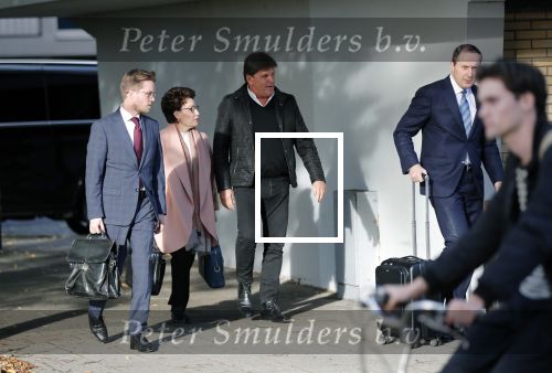Amsterdam 6 november 2018
Advocaat Gert-Jan Knoops arriveert samen met Frank Masmeijer en zijn vrouw Carry Knoops bij de rechtbank in Amsterdam. De rechtbank in Amsterdam behandelt dinsdag de uitleveringszaak tegen de voormalig-tv-presentator.