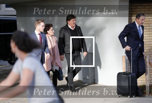 Amsterdam 6 november 2018
Advocaat Gert-Jan Knoops arriveert samen met Frank Masmeijer en zijn vrouw Carry Knoops bij de rechtbank in Amsterdam. De rechtbank in Amsterdam behandelt dinsdag de uitleveringszaak tegen de voormalig-tv-presentator.
