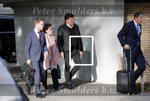 Amsterdam 6 november 2018
Advocaat Gert-Jan Knoops arriveert samen met Frank Masmeijer en zijn vrouw Carry Knoops bij de rechtbank in Amsterdam. De rechtbank in Amsterdam behandelt dinsdag de uitleveringszaak tegen de voormalig-tv-presentator.