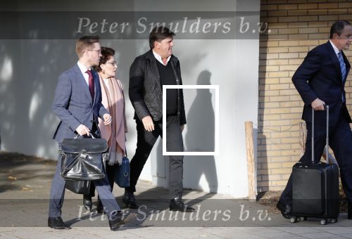 Amsterdam 6 november 2018
Advocaat Gert-Jan Knoops arriveert samen met Frank Masmeijer en zijn vrouw Carry Knoops bij de rechtbank in Amsterdam. De rechtbank in Amsterdam behandelt dinsdag de uitleveringszaak tegen de voormalig-tv-presentator.