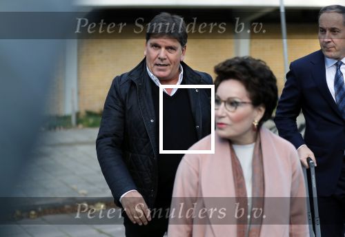 Amsterdam 6 november 2018
Advocaat Gert-Jan Knoops arriveert samen met Frank Masmeijer en zijn vrouw Carry Knoops bij de rechtbank in Amsterdam. De rechtbank in Amsterdam behandelt dinsdag de uitleveringszaak tegen de voormalig-tv-presentator.