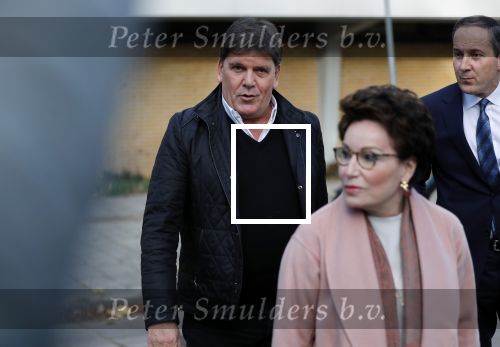 Amsterdam 6 november 2018
Advocaat Gert-Jan Knoops arriveert samen met Frank Masmeijer en zijn vrouw Carry Knoops bij de rechtbank in Amsterdam. De rechtbank in Amsterdam behandelt dinsdag de uitleveringszaak tegen de voormalig-tv-presentator.