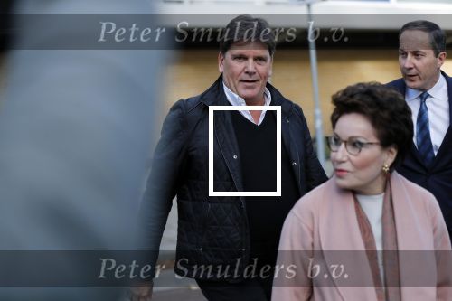 Amsterdam 6 november 2018
Advocaat Gert-Jan Knoops arriveert samen met Frank Masmeijer en zijn vrouw Carry Knoops bij de rechtbank in Amsterdam. De rechtbank in Amsterdam behandelt dinsdag de uitleveringszaak tegen de voormalig-tv-presentator.